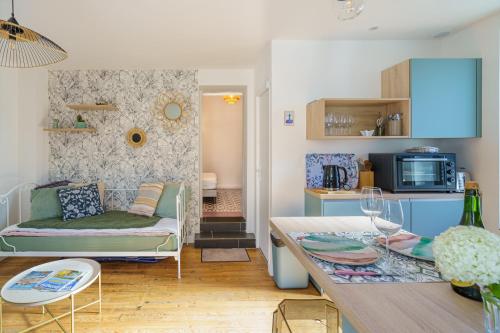 une cuisine et un salon avec un canapé et une table dans l'établissement Studio Meneyer - À 100m de la plage Bénodet, à Bénodet