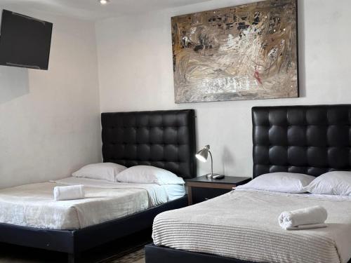 Una cama o camas en una habitación de Suites Apodaca