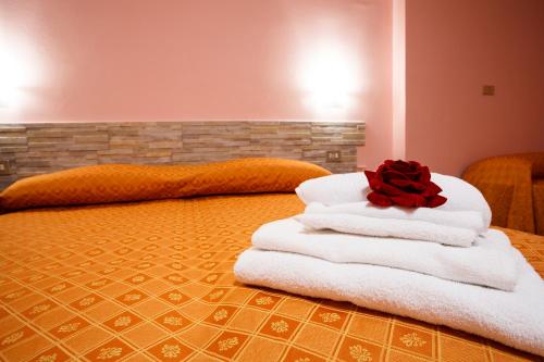 a pile of towels sitting on top of a bed at Hotel Olimpic in Sestriere