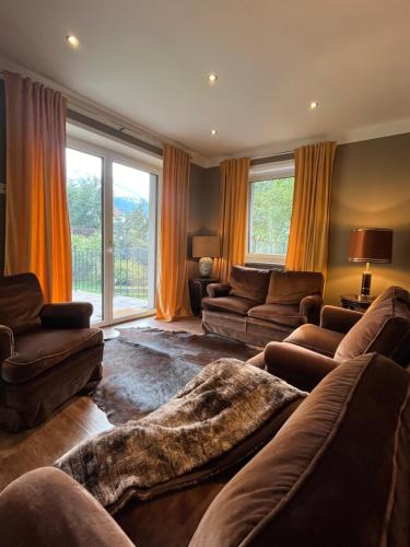 - un salon avec des canapés et une grande fenêtre dans l'établissement The Dorn Gastein, à Bad Gastein