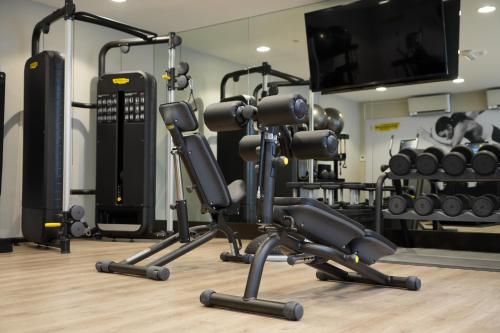 DoubleTree By Hilton Brussels Cityにあるフィットネスセンターまたはフィットネス設備