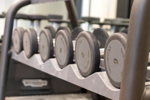 DoubleTree By Hilton Brussels Cityにあるフィットネスセンターまたはフィットネス設備