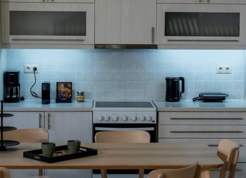a kitchen with a stove and a table with chairs at Heraklion Crete Monis Prevelis 74 3BRS 2BTHS Fast WiFi in Bendevís