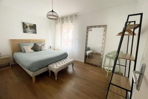 - une chambre avec un lit, une échelle et un miroir dans l'établissement À proximité immédiate de la mer 2, à Dunkerque