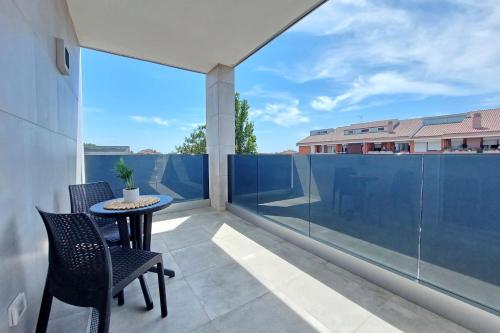 a balcony with a table and chairs on a balcony at Centrale & Tranquillo con Domotica - Vicino APT e Spiaggia in Fiumicino