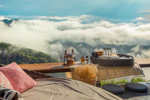 Pemandangan gunung umum atau pemandangan gunung yang diambil dari hotel