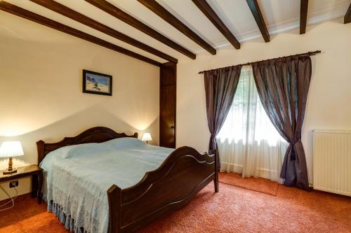 En eller flere senge i et værelse på Villa Kalia