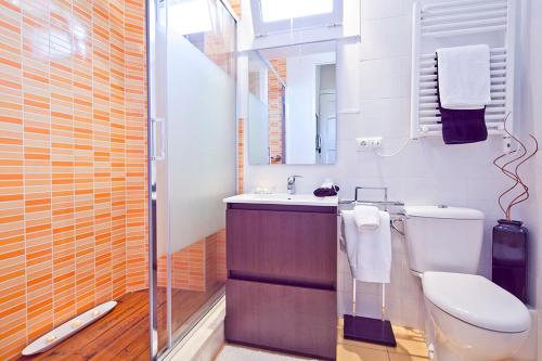 バルセロナにあるAtico Montserratのバスルーム(トイレ、洗面台、シャワー付)