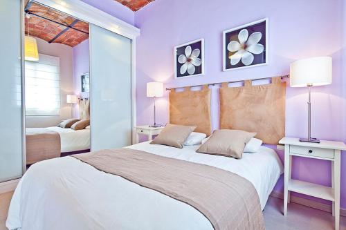 バルセロナにあるAtico Montserratの紫の壁のベッドルーム1室(大型ベッド1台付)