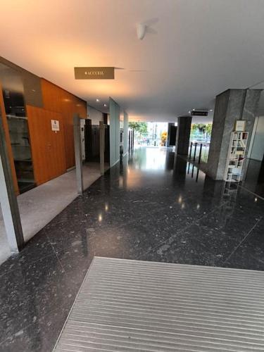 un couloir vide d'un immeuble avec un sol en difficulté dans l'établissement Studio Neuilly sur Seine, à Neuilly-sur-Seine