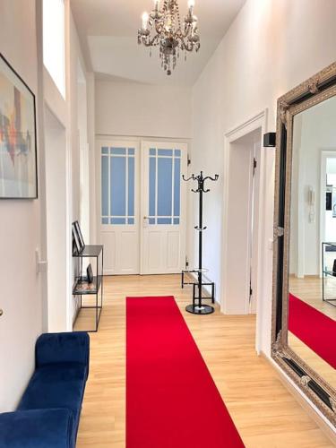 a living room with a red carpet and a mirror at Charmanter, gemütlicher Altbau -zentrumsnah in Baden-Baden