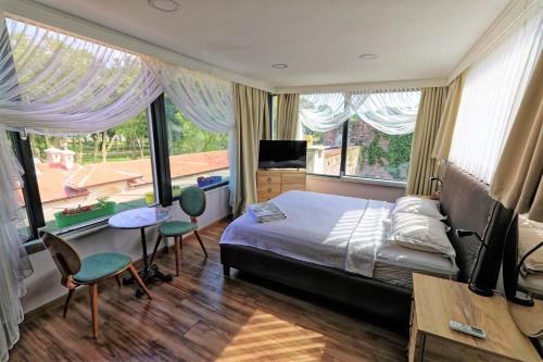Llit o llits en una habitació de Romantic Mansion