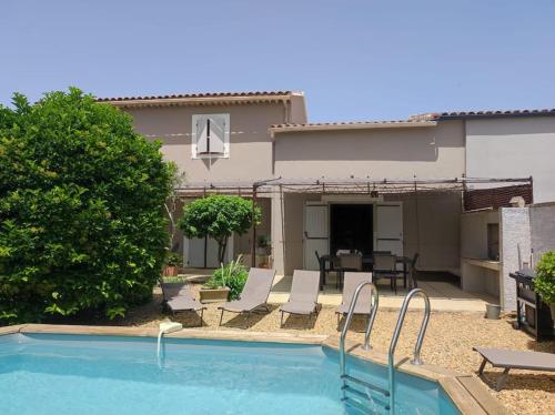une piscine devant une maison dans l'établissement Un Coin de Provence, à LʼIsle-sur-la-Sorgue