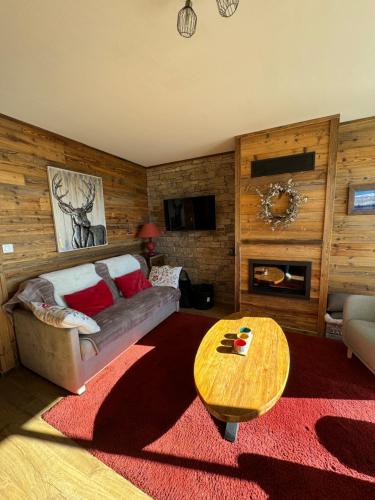 a living room with a couch and a table at Le Petit Chalet du Belvédère in Font Romeu Odeillo Via