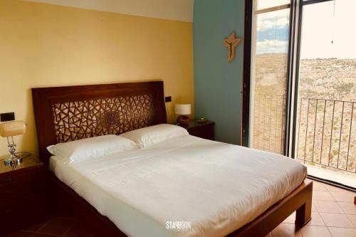 Postel nebo postele na pokoji v ubytování Luce nei Sassi Eleganza e Belvedere