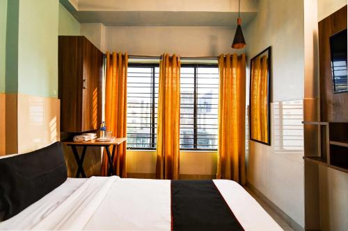 Postel nebo postele na pokoji v ubytování Super Hotel O New KOLKATA HOTEL