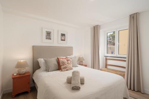 une chambre avec un lit avec deux serviettes dessus dans l'établissement Fort of Old Town Apartments by OurMadeira, à Funchal