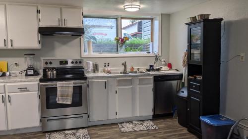 Kuchyň nebo kuchyňský kout v ubytování Fairbanks Great Location