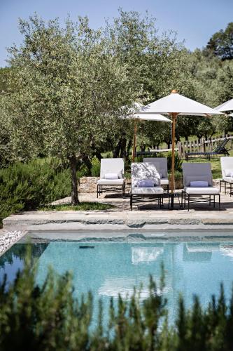Bazén v ubytování Pieve Aldina Relais & Châteaux nebo v jeho okolí