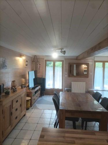 Il comprend un salon avec une table en bois et une cuisine. dans l'établissement Appartement à la Montagne, à Saint-Gervais-les-Bains