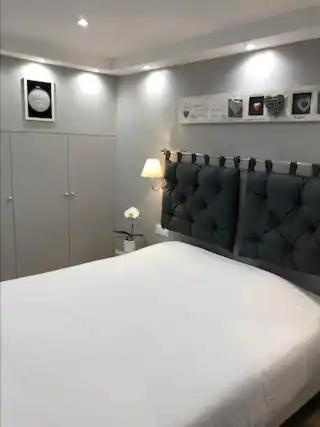 - une chambre avec un lit à tête noire dans l'établissement Deauville les pieds dans l'eau, à Deauville