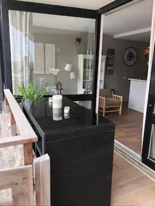 - un salon avec une table noire dans l'établissement Deauville les pieds dans l'eau, à Deauville