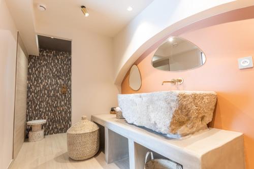 Bilik mandi di Casa Collioura & Spa