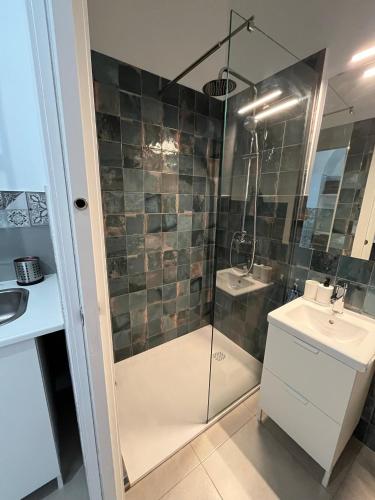 a bathroom with a shower and a sink at La Casa de Rosita in Fuente del Maestre
