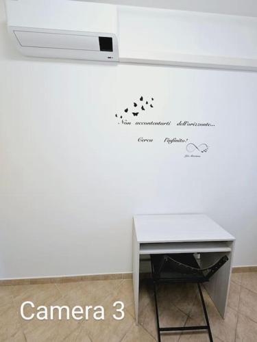 a white counter with a table and a desk at la casa di ida superior in Vigevano