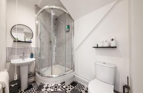 Foto The Hallmark 3BR Apt JQ Birmingham, Parking & WiFi 3