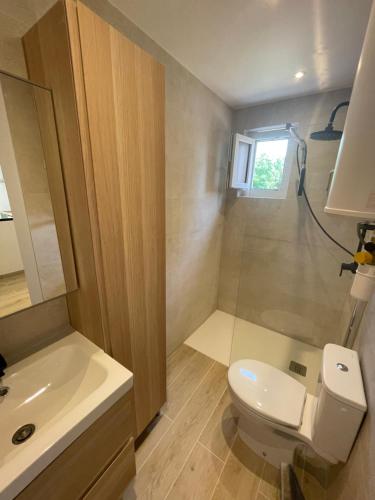 une salle de bain avec toilettes et lavabo dans l'établissement Presqu île giens, à Hyères