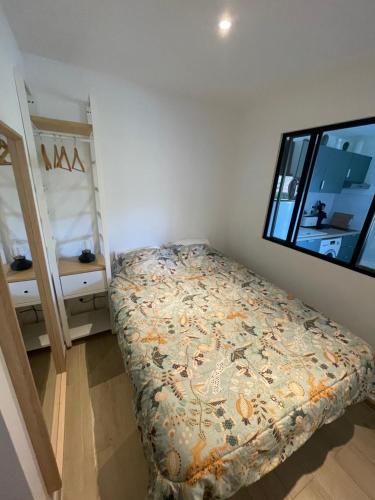 une petite chambre avec un lit et une fenêtre dans l'établissement Presqu île giens, à Hyères