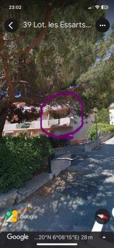 Capture d'écran d'un site web à cercle violet dans l'établissement Presqu île giens, à Hyères