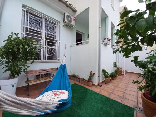 a hammock in the courtyard of a house at La casa del Genil in Granada