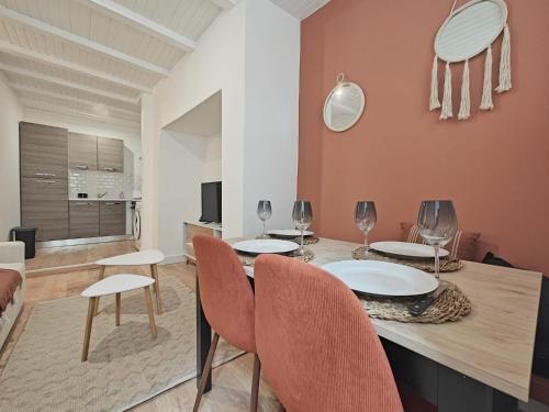 une salle à manger avec une table et des chaises et un salon dans l'établissement L'Ovalie, central et chaleureux, à Brive-la-Gaillarde