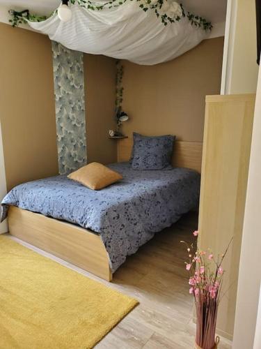 - une petite chambre avec un lit à baldaquin dans l'établissement La Grelauderie 8, à Saintes