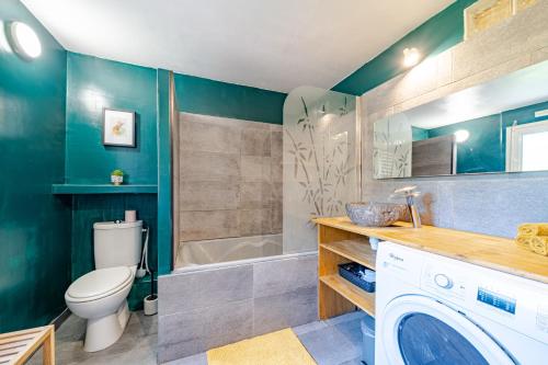 une salle de bain avec toilettes et baignoire dans l'établissement 3 pièces proche parc naturel et mer, parking, climatisation, à Villeneuve-Loubet