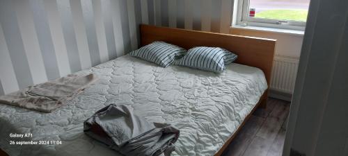 ein Bett mit zwei Kissen darauf in einem Schlafzimmer in der Unterkunft Musseron7 in Dalstorp