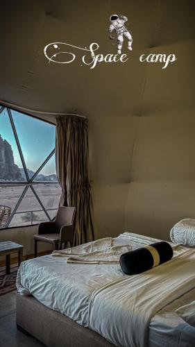 Katil atau katil-katil dalam bilik di Wadi Rum Space camp