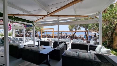 Nostos Beachにあるレストランまたは飲食店