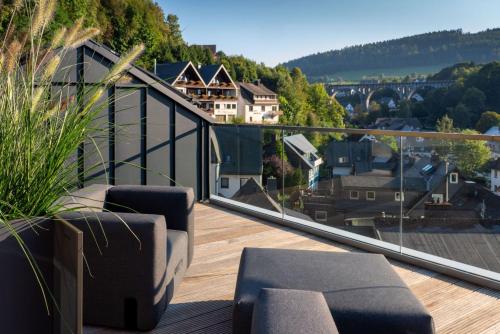 Un balcón con vista a una ciudad en INGE in will-INGE-n, en Willingen