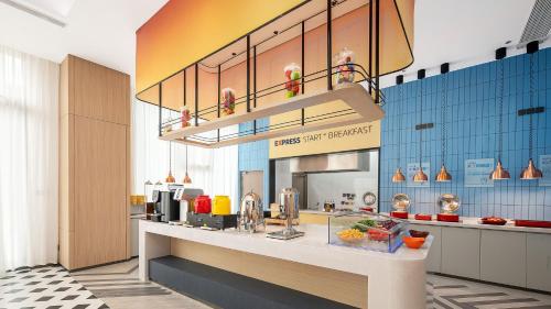 a kitchen with a counter with aasteryasteryasteryasteryasteryasteryasteryasteryastery at Holiday Inn Express Qingdao Hongdao Station by IHG - Qingdao International Airport in Qingdao