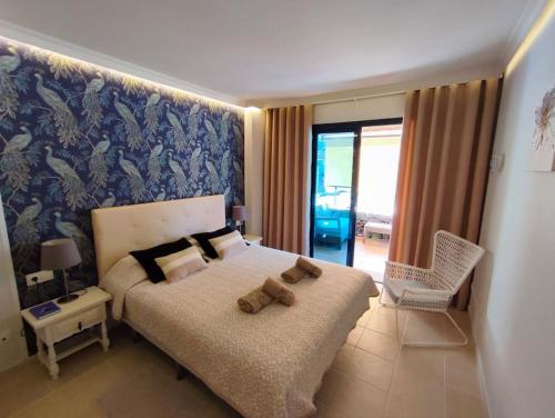 Un dormitorio con una cama con dos almohadas encima. en Apartment Balcon, cosy one bed with AirCon and pool, en Puerto de Santiago
