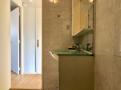 une salle de bain avec un lavabo et un miroir dans l'établissement 2FOR - Terrace full sky in Marseille, à Marseille