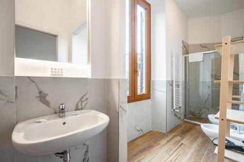 GuestHost - Casa di Ebe - Campo di Marte Flat with Balcony