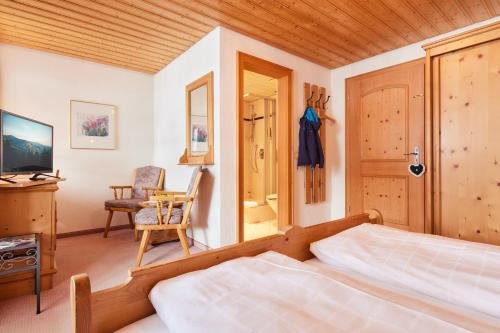Postel nebo postele na pokoji v ubytování Hotel Sonne Post mit Schwimmbad