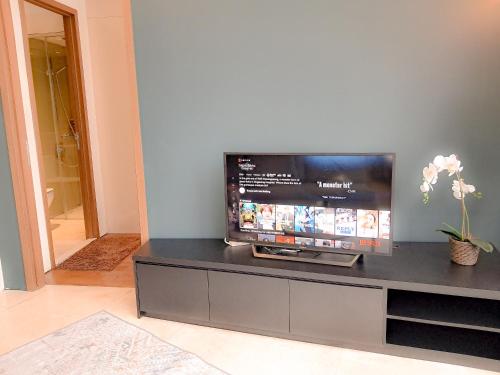 Télévision ou salle de divertissement dans l'établissement Vortex klcc suites