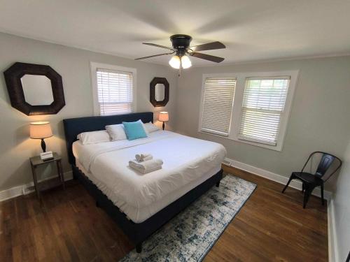 Postel nebo postele na pokoji v ubytování Forest Lake Hidden Gem 3 Min to Ft Jackson & Shops