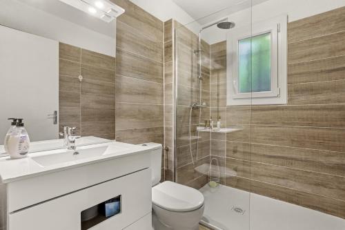 a bathroom with a toilet and a sink and a shower at La mer in Bormes-les-Mimosas