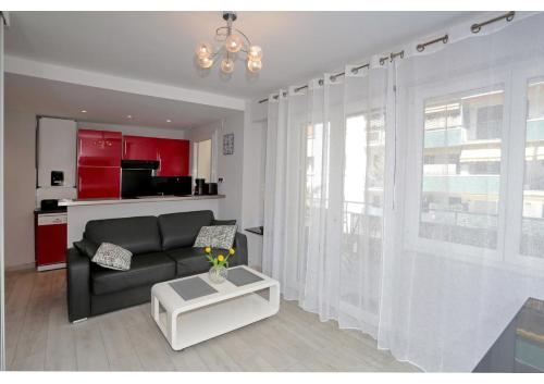 un salon avec un canapé et une table dans l'établissement T2 centre-ville Banane à Cannes avec grande terrasse, à Cannes